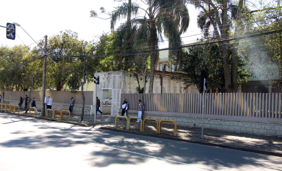 Candidatos de vários estados do Brasil estiveram em Curitiba e outros 27 municípios do Paraná, neste domingo (13/06), para prestar o concurso da Polícia Militar do Paraná (PMPR), o qual oferta duas mil vagas para policiais militares e 400 para bombeiros militares. Os locais de aplicação de provas de conhecimentos gerais foram ampliados e seguiram todos os protocolos de biossegurança. Curitiba, 13/06/2021  -  Foto: Soldado Adilson Voinaski Afonso