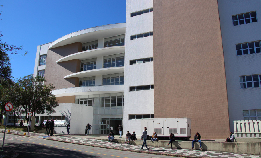 Candidatos de vários estados do Brasil estiveram em Curitiba e outros 27 municípios do Paraná, neste domingo (13/06), para prestar o concurso da Polícia Militar do Paraná (PMPR), o qual oferta duas mil vagas para policiais militares e 400 para bombeiros militares. Os locais de aplicação de provas de conhecimentos gerais foram ampliados e seguiram todos os protocolos de biossegurança. Curitiba, 13/06/2021  -  Foto: Soldado Adilson Voinaski Afonso