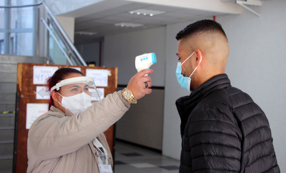 Candidatos de vários estados do Brasil estiveram em Curitiba e outros 27 municípios do Paraná, neste domingo (13/06), para prestar o concurso da Polícia Militar do Paraná (PMPR), o qual oferta duas mil vagas para policiais militares e 400 para bombeiros militares. Os locais de aplicação de provas de conhecimentos gerais foram ampliados e seguiram todos os protocolos de biossegurança. Curitiba, 13/06/2021  -  Foto: Soldado Adilson Voinaski Afonso