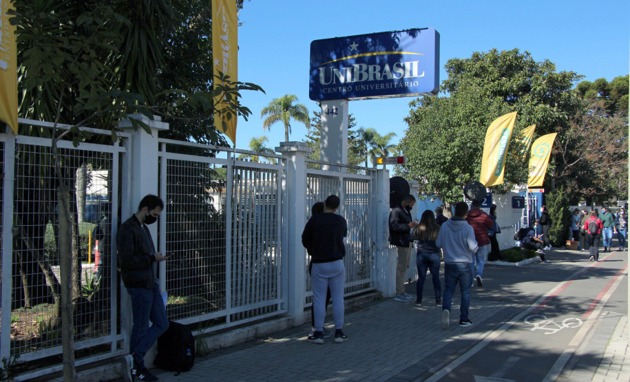 Candidatos de vários estados do Brasil estiveram em Curitiba e outros 27 municípios do Paraná, neste domingo (13/06), para prestar o concurso da Polícia Militar do Paraná (PMPR), o qual oferta duas mil vagas para policiais militares e 400 para bombeiros militares. Os locais de aplicação de provas de conhecimentos gerais foram ampliados e seguiram todos os protocolos de biossegurança. Curitiba, 13/06/2021  -  Foto: Soldado Adilson Voinaski Afonso