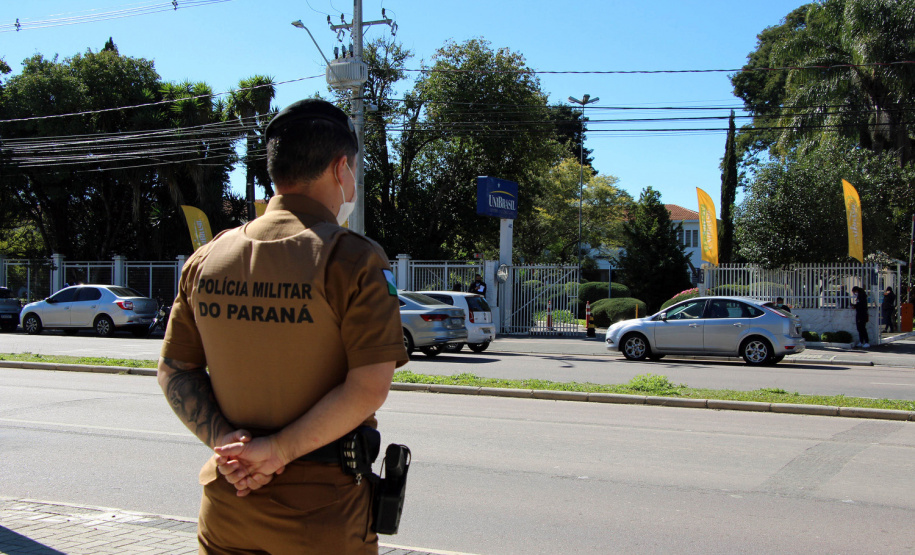 Candidatos de vários estados do Brasil estiveram em Curitiba e outros 27 municípios do Paraná, neste domingo (13/06), para prestar o concurso da Polícia Militar do Paraná (PMPR), o qual oferta duas mil vagas para policiais militares e 400 para bombeiros militares. Os locais de aplicação de provas de conhecimentos gerais foram ampliados e seguiram todos os protocolos de biossegurança. Curitiba, 13/06/2021  -  Foto: Soldado Adilson Voinaski Afonso