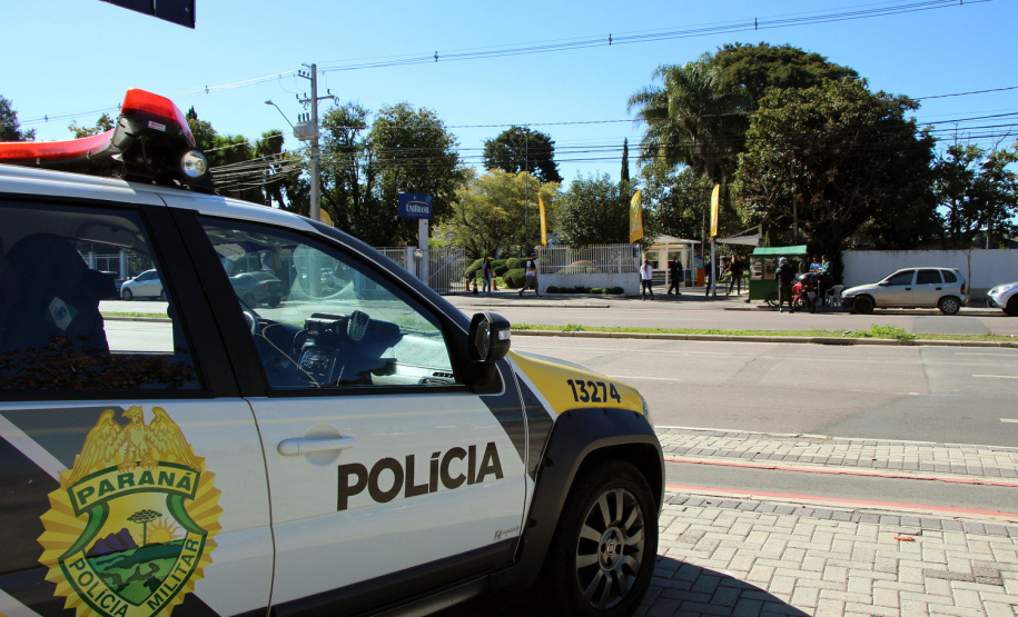 Candidatos de vários estados do Brasil estiveram em Curitiba e outros 27 municípios do Paraná, neste domingo (13/06), para prestar o concurso da Polícia Militar do Paraná (PMPR), o qual oferta duas mil vagas para policiais militares e 400 para bombeiros militares. Os locais de aplicação de provas de conhecimentos gerais foram ampliados e seguiram todos os protocolos de biossegurança. Curitiba, 13/06/2021  -  Foto: Soldado Adilson Voinaski Afonso