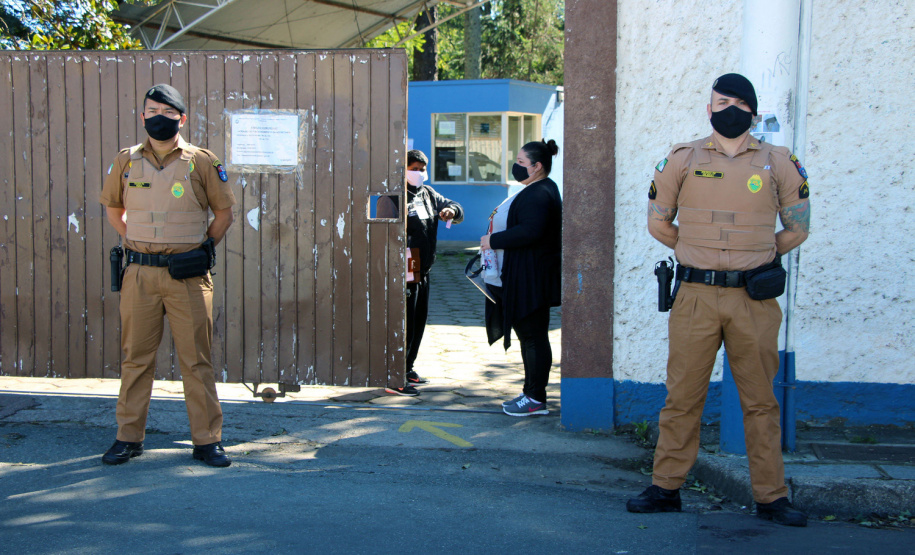 Candidatos de vários estados do Brasil estiveram em Curitiba e outros 27 municípios do Paraná, neste domingo (13/06), para prestar o concurso da Polícia Militar do Paraná (PMPR), o qual oferta duas mil vagas para policiais militares e 400 para bombeiros militares. Os locais de aplicação de provas de conhecimentos gerais foram ampliados e seguiram todos os protocolos de biossegurança. Curitiba, 13/06/2021  -  Foto: Soldado Adilson Voinaski Afonso