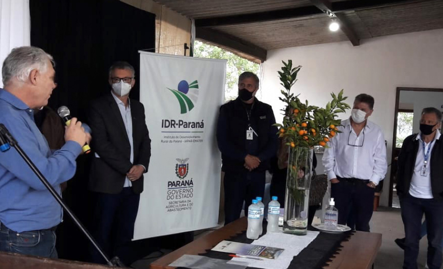 Na cidade de Cerro Azul, capital nacional da ponkan, o IDR-Paraná (Instituto de Desenvolvimento Rural do Paraná ? Iapar-Emater) em parceria com a Secretaria Estadual de Agricultura e Abastecimento, Prefeitura de Cerro Azul e Sebrae, realizou a entrega de mudas de ponkan para 20 agricultores da região. -  Foto: IDR-PARANÁ