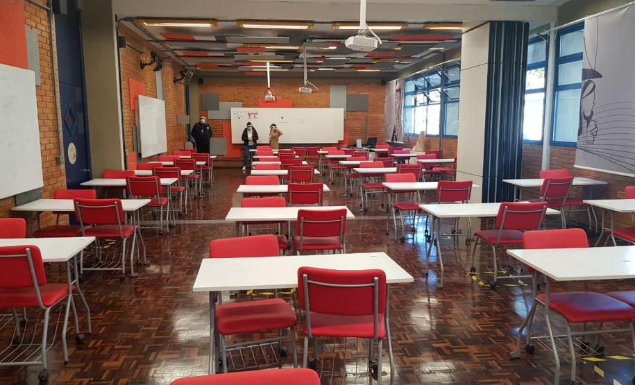 A Controladoria-Geral do Estado (CGE) visitou locais de prova do Concurso da Polícia Militar, no domingo (13), para verificar protocolos de segurança adotados pelo Núcleo de Concursos da Universidade Federal do Paraná (UFPR)