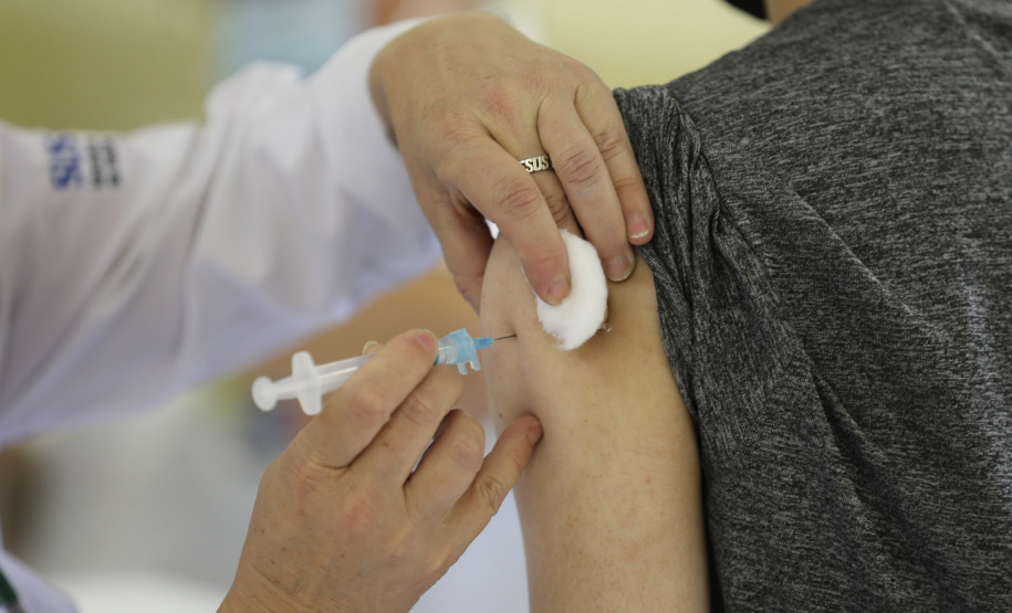 Vacinacao Pinhais Paraná é o segundo Estado que mais vacinou profissionais do Ensino Básico contra coronavírus
Foto: Geraldo Bubniak/AEN