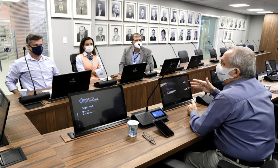 Uma comitiva da Agência Nacional de Transportes Aquaviários (ANTAQ) visitou o Porto de Paranaguá, nesta segunda feira (14). O diretor-geral Eduardo Nery e a diretora interina Gabriela Costa conheceram os projetos de ampliação do terminal paranaense e o sistema do Corredor de Exportações, único no Brasil. - Paranaguá, 14/06/2021 - Foto: Claudio Neves/Portos do Paraná