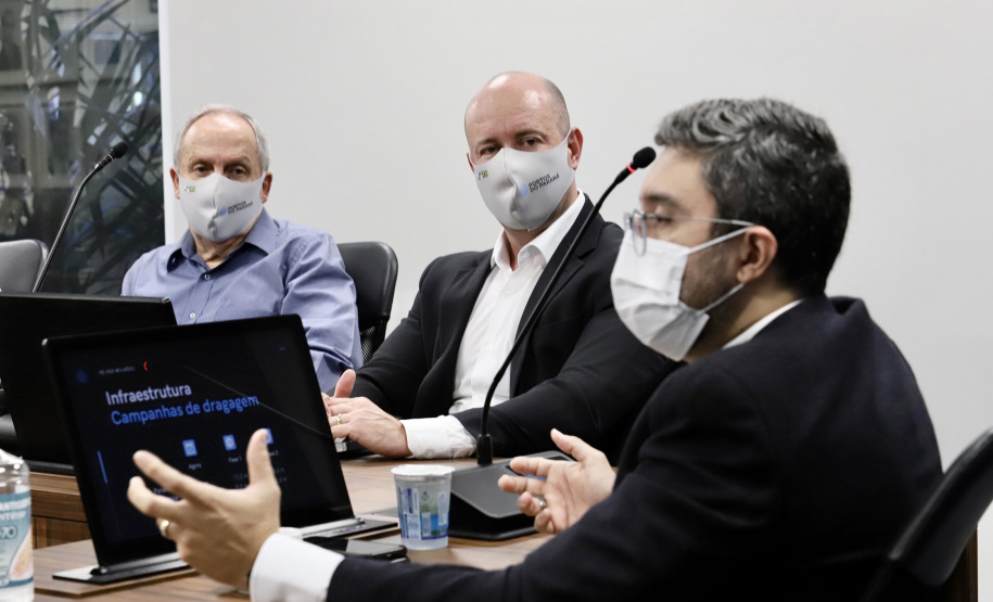 Uma comitiva da Agência Nacional de Transportes Aquaviários (ANTAQ) visitou o Porto de Paranaguá, nesta segunda feira (14). O diretor-geral Eduardo Nery e a diretora interina Gabriela Costa conheceram os projetos de ampliação do terminal paranaense e o sistema do Corredor de Exportações, único no Brasil. - Paranaguá, 14/06/2021 - Foto: Claudio Neves/Portos do Paraná