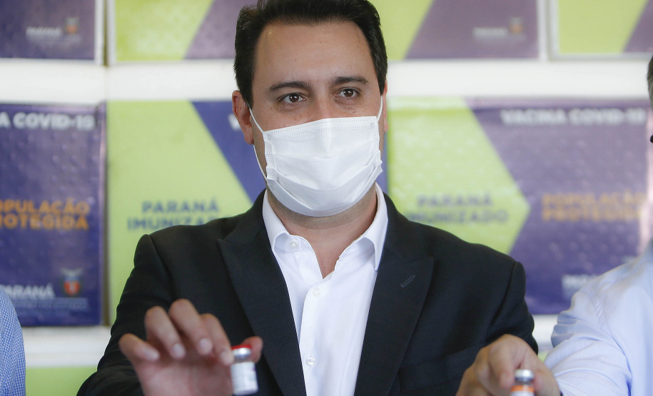 O governador Carlos Massa Ratinho Junior anunciou nesta segunda-feira (14), no Palácio Iguaçu, que toda a população paranaense com mais de 18 anos receberá ao menos a primeira dose da vacina contra a Covid-19 até 30 de setembro. Esse público, não contemplado nos grupos prioritários, é formado por 8.736.014 pessoas. A expectativa leva em consideração a manutenção do cronograma do governo federal. - Curitiba, 14/06/2021 - Foto: Jonathan Campos/AEN