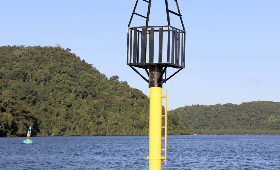 A Portos do Paraná finalizou a troca de boias de sinalização náutica no Canal do Surdinho, acesso alternativo ao Porto de Paranaguá. São quatro novos equipamentos, articulados e mais modernos. - Paranaguá, 15/06/2021 - Foto: Claudio Neves/Portos do Paraná