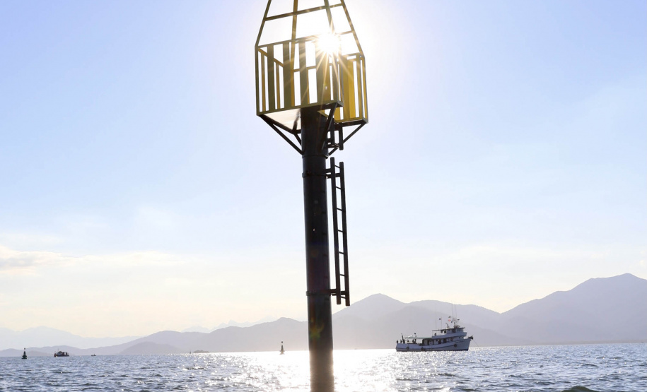 A Portos do Paraná finalizou a troca de boias de sinalização náutica no Canal do Surdinho, acesso alternativo ao Porto de Paranaguá. São quatro novos equipamentos, articulados e mais modernos. - Paranaguá, 15/06/2021 - Foto: Claudio Neves/Portos do Paraná