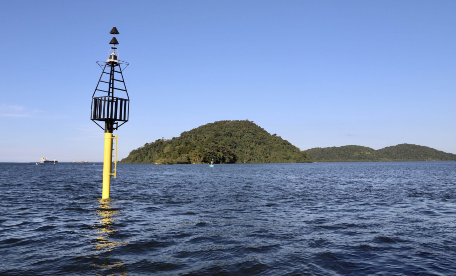 A Portos do Paraná finalizou a troca de boias de sinalização náutica no Canal do Surdinho, acesso alternativo ao Porto de Paranaguá. São quatro novos equipamentos, articulados e mais modernos. - Paranaguá, 15/06/2021 - Foto: Claudio Neves/Portos do Paraná