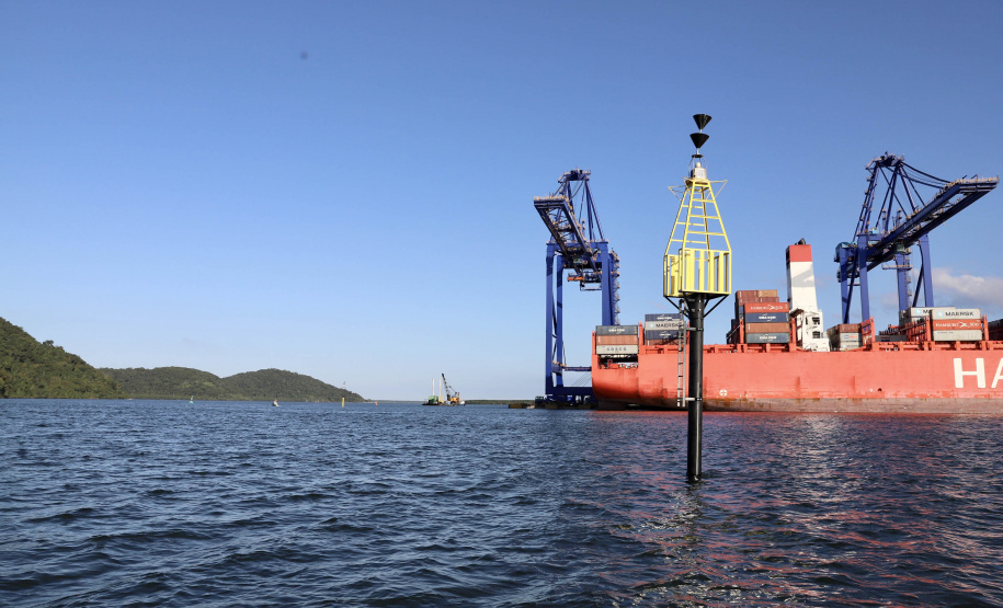 A Portos do Paraná finalizou a troca de boias de sinalização náutica no Canal do Surdinho, acesso alternativo ao Porto de Paranaguá. São quatro novos equipamentos, articulados e mais modernos. - Paranaguá, 15/06/2021 - Foto: Claudio Neves/Portos do Paraná