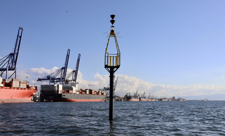 A Portos do Paraná finalizou a troca de boias de sinalização náutica no Canal do Surdinho, acesso alternativo ao Porto de Paranaguá. São quatro novos equipamentos, articulados e mais modernos. - Paranaguá, 15/06/2021 - Foto: Claudio Neves/Portos do Paraná