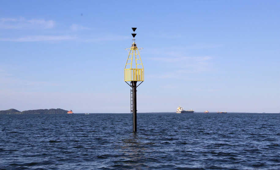 A Portos do Paraná finalizou a troca de boias de sinalização náutica no Canal do Surdinho, acesso alternativo ao Porto de Paranaguá. São quatro novos equipamentos, articulados e mais modernos. - Paranaguá, 15/06/2021 - Foto: Claudio Neves/Portos do Paraná