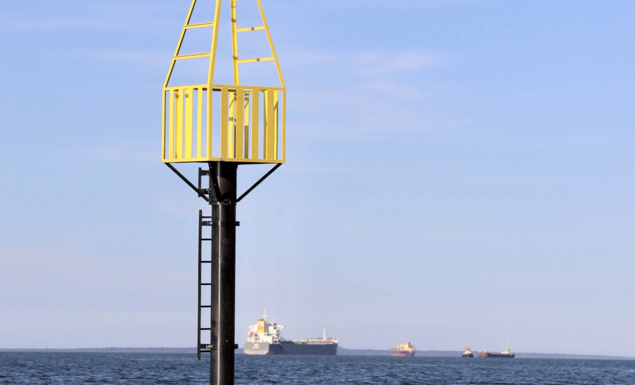 A Portos do Paraná finalizou a troca de boias de sinalização náutica no Canal do Surdinho, acesso alternativo ao Porto de Paranaguá. São quatro novos equipamentos, articulados e mais modernos. - Paranaguá, 15/06/2021 - Foto: Claudio Neves/Portos do Paraná