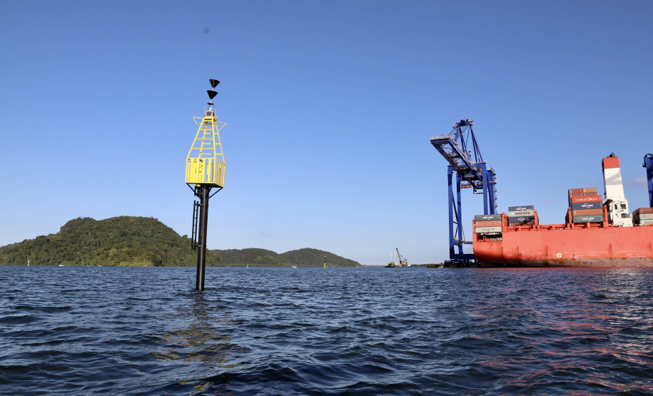 A Portos do Paraná finalizou a troca de boias de sinalização náutica no Canal do Surdinho, acesso alternativo ao Porto de Paranaguá. São quatro novos equipamentos, articulados e mais modernos. - Paranaguá, 15/06/2021 - Foto: Claudio Neves/Portos do Paraná
