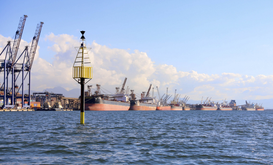 A Portos do Paraná finalizou a troca de boias de sinalização náutica no Canal do Surdinho, acesso alternativo ao Porto de Paranaguá. São quatro novos equipamentos, articulados e mais modernos. - Paranaguá, 15/06/2021 - Foto: Claudio Neves/Portos do Paraná