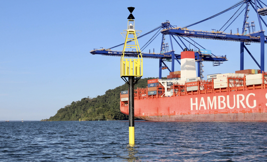 A Portos do Paraná finalizou a troca de boias de sinalização náutica no Canal do Surdinho, acesso alternativo ao Porto de Paranaguá. São quatro novos equipamentos, articulados e mais modernos. - Paranaguá, 15/06/2021 - Foto: Claudio Neves/Portos do Paraná