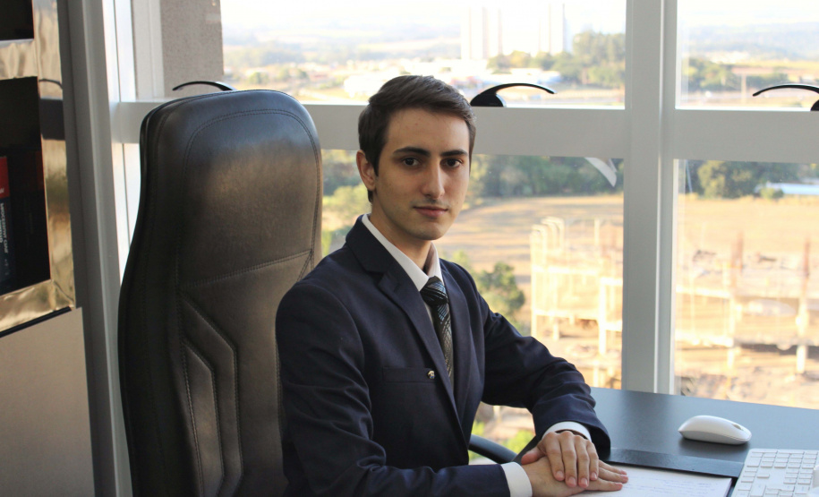 Thiago dos Santos é o professor de ensino superior mais jovem do Brasil, com 23 anos
. Foto:SEED