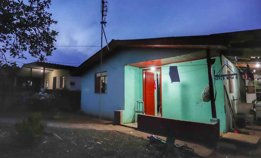 Os cortes no fornecimento de energia elétrica por falta de pagamento seguirão suspensos para as famílias de baixa renda inscritas na tarifa social da Copel pelo menos até o final de setembro deste ano. - Foto: José Fernando Ogura/AEN