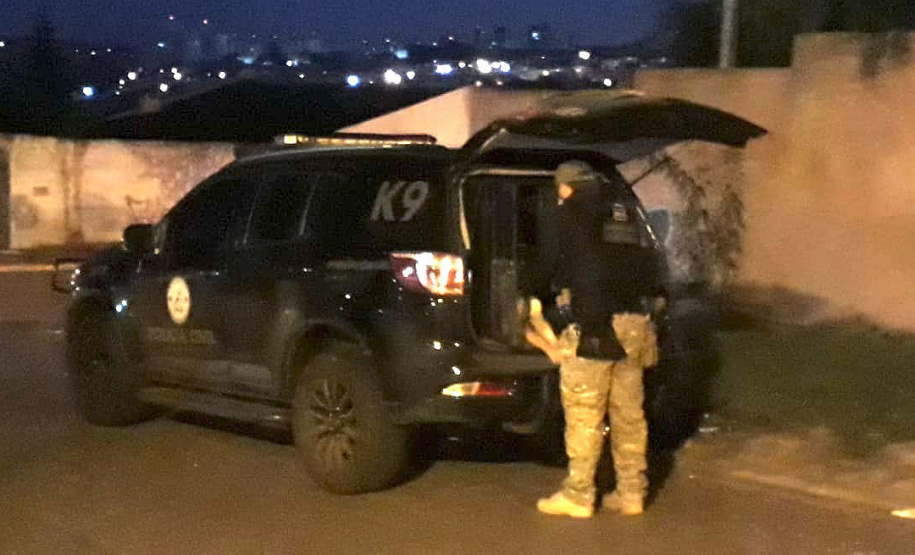 Cerca de 70 policiais militares e civis foram aplicados na operação Investida em Maringá nesta quarta-feira (16/06) para cumprir 12 mandados de Busca e Apreensão contra dois grupos envolvidos com o tráfico de drogas. O trabalho de investigação foi do Núcleo de Maringá da Divisão Estadual de Narcóticos (Denarc), da Polícia Civil, e do Serviço de Inteligência do 4º Batalhão da Polícia Militar.  - Maringá, 16/06/2021  -  Foto: Polícia Civil/SESP-PR