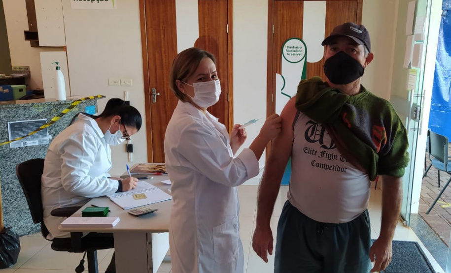 Após início da vacinação na população em geral, Paraná atualiza plano de enfrentamento à Covid-19 - São, ao todo, 8.736.014 paranaenses aptos a receberam os imunizantes. Desses, 3.397.386 já receberam ao menos uma dose e 1.269.791 estão totalmente imunizados. - - Curitiba, 16/06/2021 - Foto: SESA