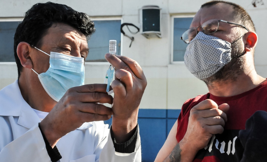 Após início da vacinação na população em geral, Paraná atualiza plano de enfrentamento à Covid-19 - São, ao todo, 8.736.014 paranaenses aptos a receberam os imunizantes. Desses, 3.397.386 já receberam ao menos uma dose e 1.269.791 estão totalmente imunizados. - - Curitiba, 16/06/2021 - Foto: SESA