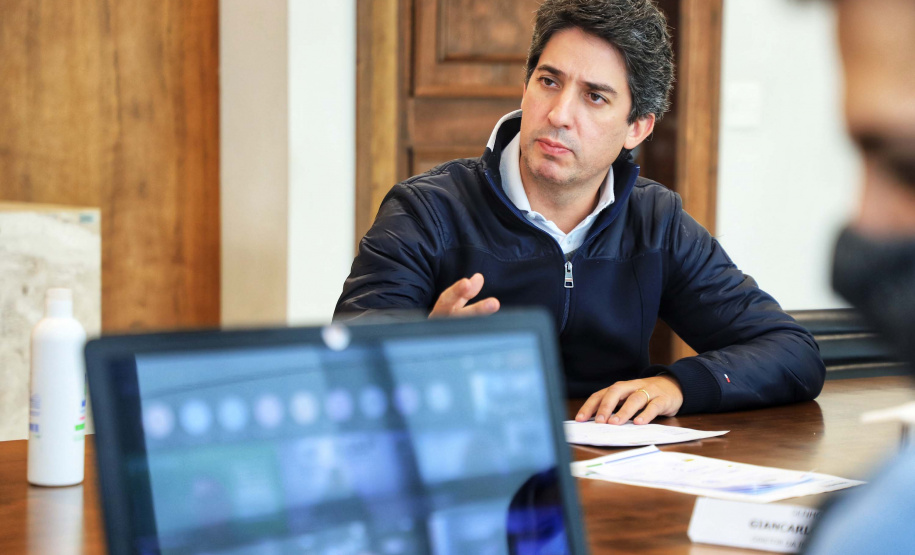 O Governo do Estado e o G7, grupo formado pelas principais entidades do setor produtivo paranaense, se reuniram nesta quarta-feira (16), por videoconferência, para discutir propostas conjuntas e mostrar o que já tem sido feito para incentivar a retomada econômica e apoiar os setores mais atingidos pela crise causada pela pandemia de Covid-19.
. Foto: José Fernando Ogura/AEN