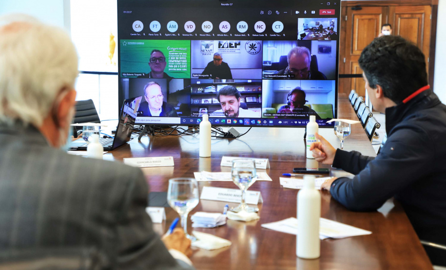 O Governo do Estado e o G7, grupo formado pelas principais entidades do setor produtivo paranaense, se reuniram nesta quarta-feira (16), por videoconferência, para discutir propostas conjuntas e mostrar o que já tem sido feito para incentivar a retomada econômica e apoiar os setores mais atingidos pela crise causada pela pandemia de Covid-19.
. Foto: José Fernando Ogura/AEN