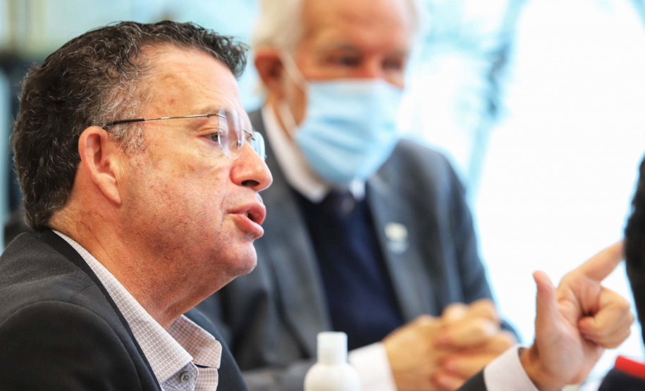 O Governo do Estado e o G7, grupo formado pelas principais entidades do setor produtivo paranaense, se reuniram nesta quarta-feira (16), por videoconferência, para discutir propostas conjuntas e mostrar o que já tem sido feito para incentivar a retomada econômica e apoiar os setores mais atingidos pela crise causada pela pandemia de Covid-19.
. Foto: José Fernando Ogura/AEN