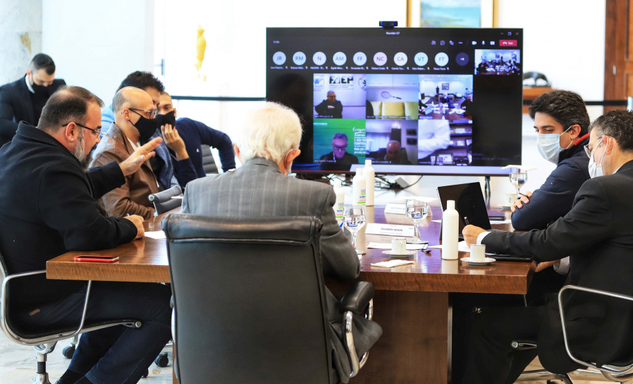 O Governo do Estado e o G7, grupo formado pelas principais entidades do setor produtivo paranaense, se reuniram nesta quarta-feira (16), por videoconferência, para discutir propostas conjuntas e mostrar o que já tem sido feito para incentivar a retomada econômica e apoiar os setores mais atingidos pela crise causada pela pandemia de Covid-19.
. Foto: José Fernando Ogura/AEN