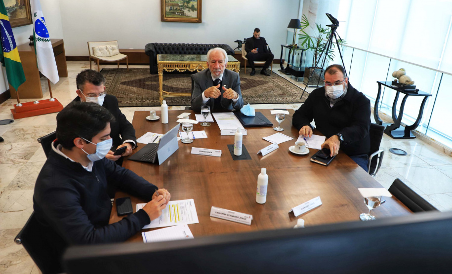 O Governo do Estado e o G7, grupo formado pelas principais entidades do setor produtivo paranaense, se reuniram nesta quarta-feira (16), por videoconferência, para discutir propostas conjuntas e mostrar o que já tem sido feito para incentivar a retomada econômica e apoiar os setores mais atingidos pela crise causada pela pandemia de Covid-19.
. Foto: José Fernando Ogura/AEN