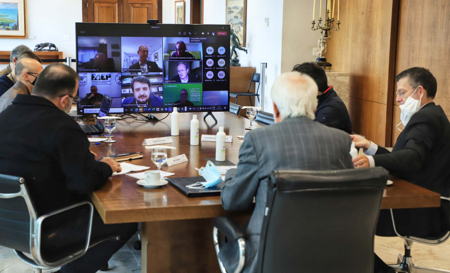 O Governo do Estado e o G7, grupo formado pelas principais entidades do setor produtivo paranaense, se reuniram nesta quarta-feira (16), por videoconferência, para discutir propostas conjuntas e mostrar o que já tem sido feito para incentivar a retomada econômica e apoiar os setores mais atingidos pela crise causada pela pandemia de Covid-19.
. Foto: José Fernando Ogura/AEN