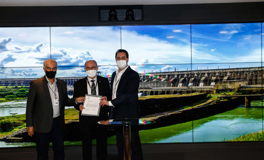 Os governadores do Paraná, Carlos Massa Ratinho Junior, e do Mato Grosso do Sul, Reinaldo Azambuja, que representam dois dos quatro estados que compõem o Conselho de Desenvolvimento de Integração Sul (Codesul), estão articulando a participação da Itaipu Binacional no plano de desenvolvimento integrado do bloco até 2040. Foto: Jonathan Campos/AEN