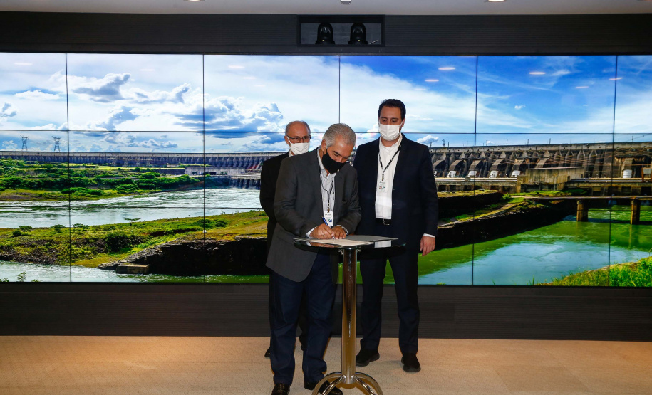 Os governadores do Paraná, Carlos Massa Ratinho Junior, e do Mato Grosso do Sul, Reinaldo Azambuja, que representam dois dos quatro estados que compõem o Conselho de Desenvolvimento de Integração Sul (Codesul), estão articulando a participação da Itaipu Binacional no plano de desenvolvimento integrado do bloco até 2040. Foto: Jonathan Campos/AEN