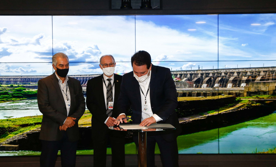 Os governadores do Paraná, Carlos Massa Ratinho Junior, e do Mato Grosso do Sul, Reinaldo Azambuja, que representam dois dos quatro estados que compõem o Conselho de Desenvolvimento de Integração Sul (Codesul), estão articulando a participação da Itaipu Binacional no plano de desenvolvimento integrado do bloco até 2040. Foto: Jonathan Campos/AEN