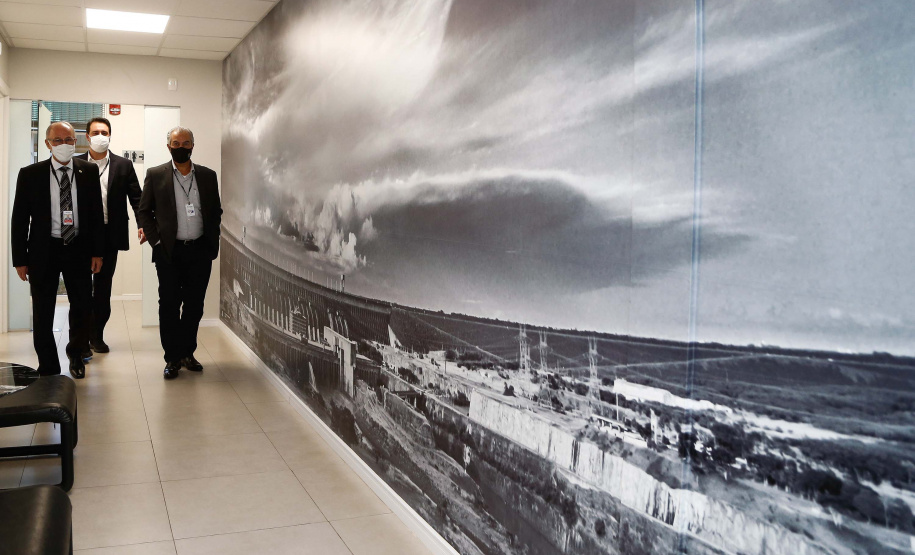 Os governadores do Paraná, Carlos Massa Ratinho Junior, e do Mato Grosso do Sul, Reinaldo Azambuja, que representam dois dos quatro estados que compõem o Conselho de Desenvolvimento de Integração Sul (Codesul), estão articulando a participação da Itaipu Binacional no plano de desenvolvimento integrado do bloco até 2040. Foto: Jonathan Campos/AEN