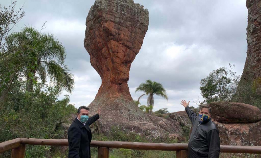 O secretário do Desenvolvimento Sustentável e do Turismo, Marcio Nunes, recebeu o embaixador dos Estados Unidos (EUA) no Brasil, Todd Chapman, no Parque Vila Velha, nos Campos Gerais.. Foto:SEDEST