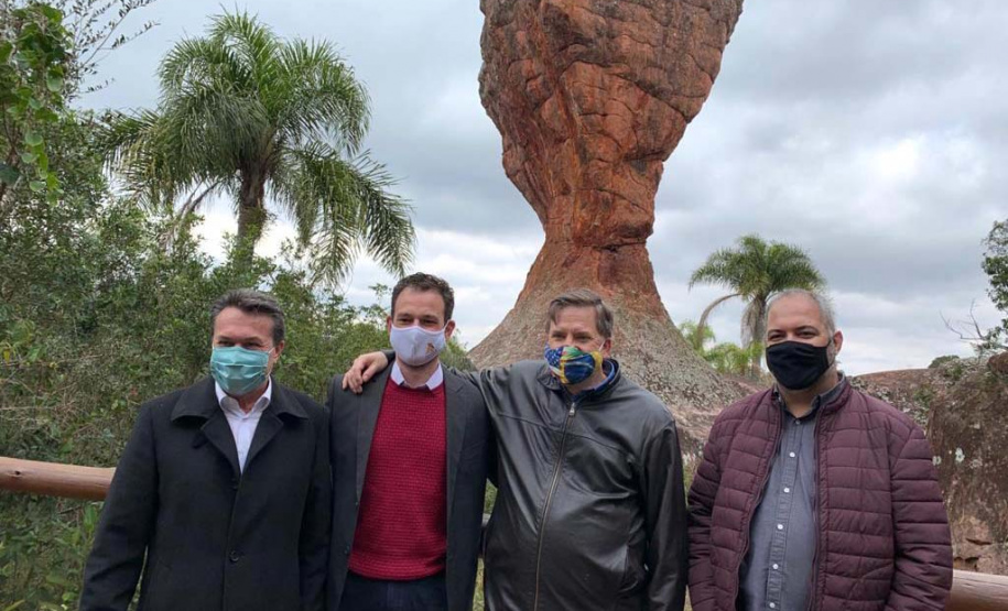 O secretário do Desenvolvimento Sustentável e do Turismo, Marcio Nunes, recebeu o embaixador dos Estados Unidos (EUA) no Brasil, Todd Chapman, no Parque Vila Velha, nos Campos Gerais.. Foto:SEDEST