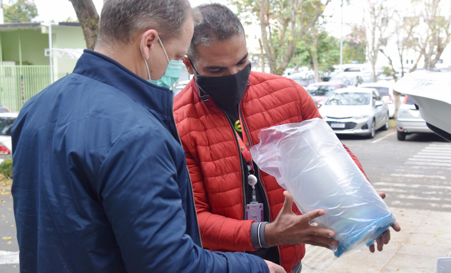 A Secretaria de Estado da Saúde recebeu nesta quarta-feira (16) da Companhia de Tecnologia da Informação e Comunicação do Paraná (Celepar), a doação de cerca de 600 máscaras de proteção facial em acetado, conhecidas como face shield. Os equipamentos de proteção individual (EPIs) serão destinados a profissionais de saúde que atuam na linha de frente ao combate à Covid-19 no Estado.  -   Curitiba, 16/06/2021  -  Foto: Américo Antonio/AEN