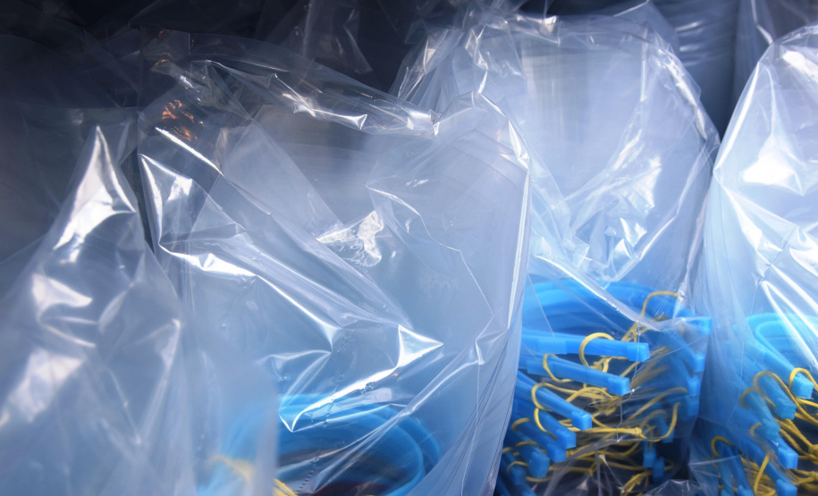 A Secretaria de Estado da Saúde recebeu nesta quarta-feira (16) da Companhia de Tecnologia da Informação e Comunicação do Paraná (Celepar), a doação de cerca de 600 máscaras de proteção facial em acetado, conhecidas como face shield. Os equipamentos de proteção individual (EPIs) serão destinados a profissionais de saúde que atuam na linha de frente ao combate à Covid-19 no Estado.  -   Curitiba, 16/06/2021  -  Foto: Américo Antonio/AEN