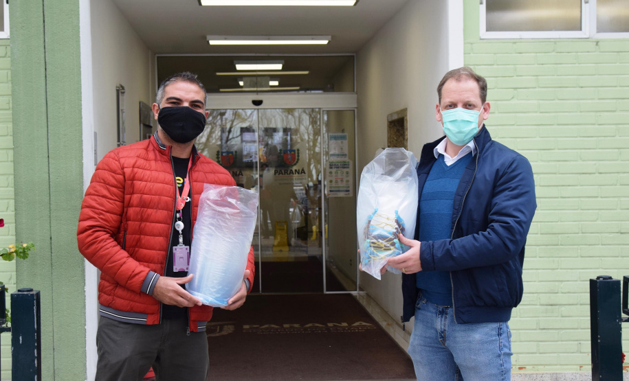 A Secretaria de Estado da Saúde recebeu nesta quarta-feira (16) da Companhia de Tecnologia da Informação e Comunicação do Paraná (Celepar), a doação de cerca de 600 máscaras de proteção facial em acetado, conhecidas como face shield. Os equipamentos de proteção individual (EPIs) serão destinados a profissionais de saúde que atuam na linha de frente ao combate à Covid-19 no Estado.  -   Curitiba, 16/06/2021  -  Foto: Américo Antonio/AEN
