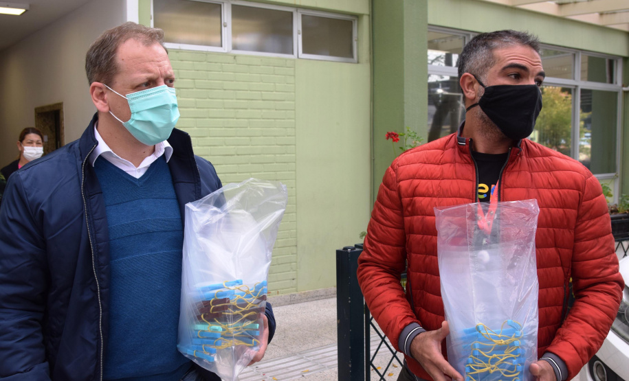 A Secretaria de Estado da Saúde recebeu nesta quarta-feira (16) da Companhia de Tecnologia da Informação e Comunicação do Paraná (Celepar), a doação de cerca de 600 máscaras de proteção facial em acetado, conhecidas como face shield. Os equipamentos de proteção individual (EPIs) serão destinados a profissionais de saúde que atuam na linha de frente ao combate à Covid-19 no Estado.  -   Curitiba, 16/06/2021  -  Foto: Américo Antonio/AEN