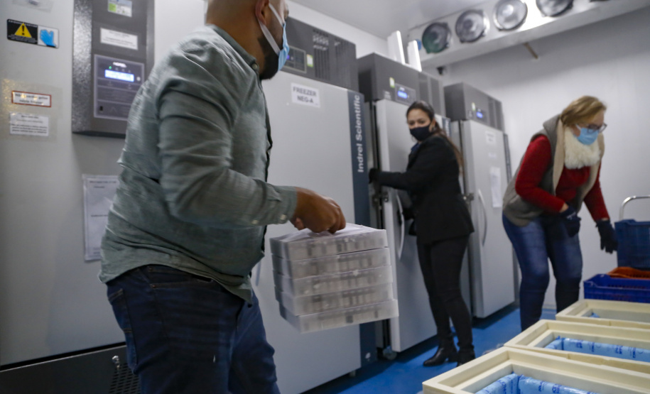 Parte das novas vacinas contra a Covid-19 chega ao Paraná já nesta quinta. Segundo o cronograma do Ministério da Saúde, as 143.910 doses do imunizante Comirnaty, produzido pela Pfizer/BioNtech, estarão no voo LA-4793, que pousa no Aeroporto Internacional Afonso Pena, em São José dos Pinhais, na Região Metropolitana de Curitiba, às 19h05. Vacina Pfizer  -  Curitiba, 17/06/2021 -  Foto: Gilson Abreu/AEN