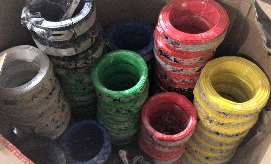 O Instituto de Pesos e Medidas vem intensificando a fiscalização de fios e cabos elétricos em todo Estado. A equipe da Regional de Cascavel, sob o comando do gerente Francisco Irandyakist Bessa, realizou verificações nos estabelecimentos que comercializam esse material, nos meses de maio e junho, nas cidades de Cafelândia, Cascavel e Boa Vista da Aparecida. - Curitiba, 17/06/2021 - Foto: IPEM