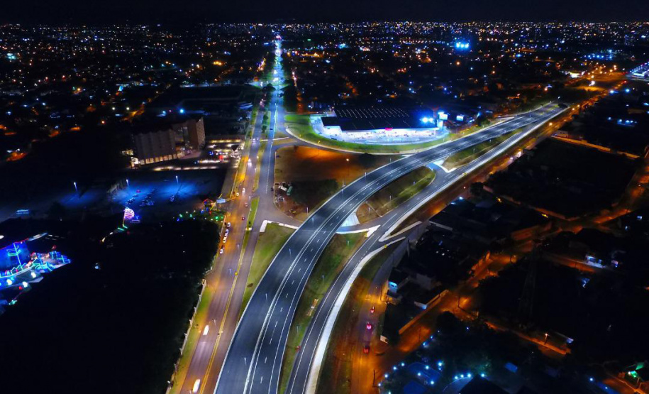 O Departamento de Estradas de Rodagem do Paraná (DER/PR) publicou o edital para licitar a implantação de iluminação pública na BR-277 dentro dos trechos urbanos de três municípios da região Oeste. A publicação foi segunda-feira (14). - Foto imagem ilustrativa do novo viaduto da BR-277, em Foz do Iguaçu - Foto: DER/PR