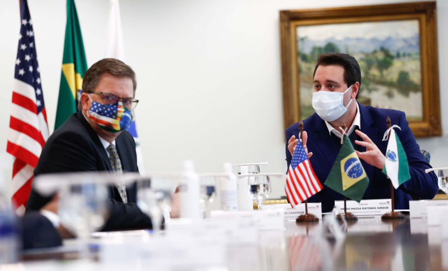 Governador Carlos Massa Ratinho Junior recebe o embaixador norte-americano no País, Todd Chapman.Foto: Jonathan Campos/AEN