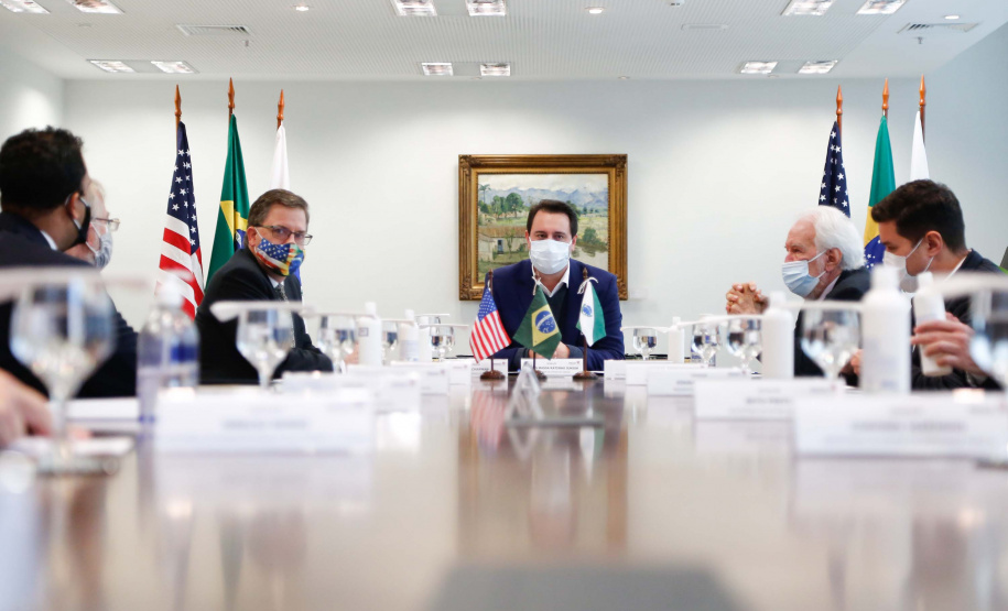 Governador Carlos Massa Ratinho Junior recebe o embaixador norte-americano no País, Todd Chapman.Foto: Jonathan Campos/AEN