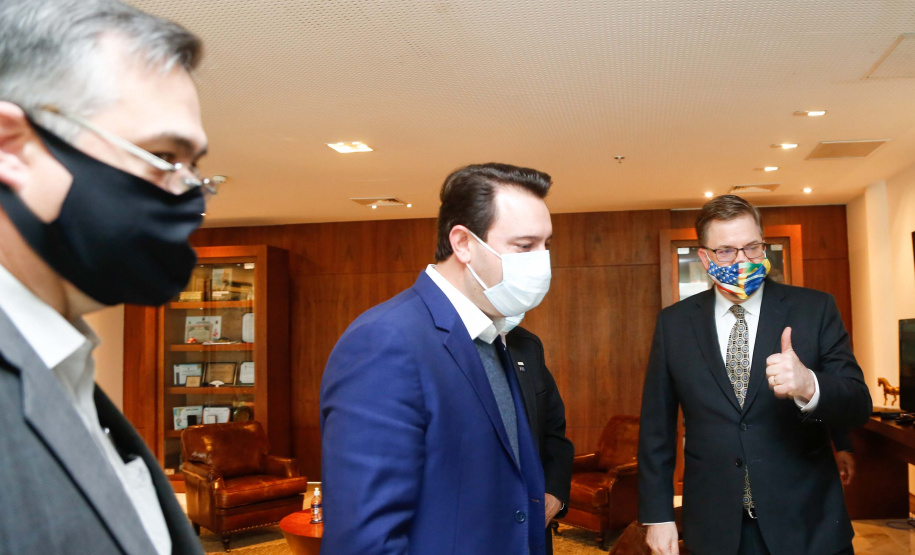 Governador Carlos Massa Ratinho Junior recebe o embaixador norte-americano no País, Todd Chapman.Foto: Jonathan Campos/AEN